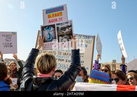 Marseille, Frankreich. 26.. Februar 2022. Demonstranten halten Plakate während der Demonstration gegen die russische Militärinvasion in der Ukraine in Marseille. Kredit: SOPA Images Limited/Alamy Live Nachrichten Stockfoto