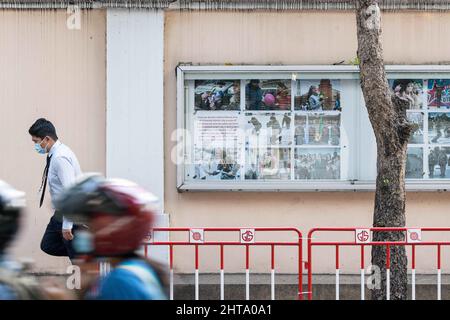 Bangkok, Thailand. 25.. Februar 2022. Mitarbeiter der russischen Botschaft in Thailand, Bangkok, die nach der Arbeitszeit aus der Botschaft gehen (Bildnachweis: © Adirach Toumlamoon/Pacific Press via ZUMA Press Wire) Stockfoto