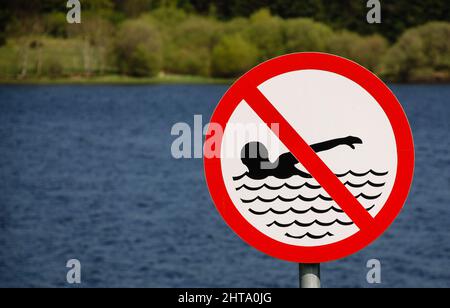 Schild „kein Schwimmen“ in der Nähe eines Sees Stockfoto