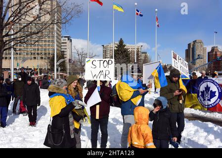 Ottawa, Kanada - 27. Februar 2022: Die Ottawa steht mit der Ukraine-Kundgebung und dem Marsch, um gegen die russische Invasion in der Ukraine zu protestieren. Es begann an der russischen Botschaft und endete im Rathaus von Ottawa. Kanada hat die drittgrößte ukrainische Bevölkerung der Welt hinter der Ukraine selbst und Russland. Stockfoto