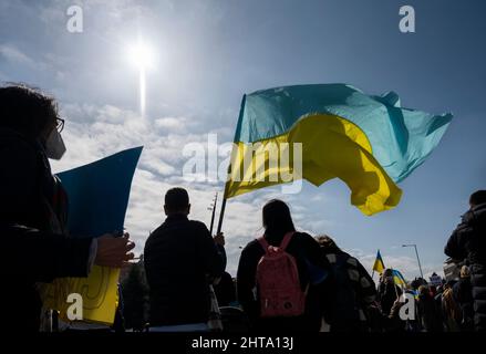 Madrid, Spanien. 27.. Februar 2022. Während einer Antikriegskundgebung von der Plaza de Colon bis zur Plaza de Cibeles in Madrid schwingt ein Protestor eine ukrainische Flagge, während sich der Kampf um die Hauptstadt Kiew verschärft. Kredit: SOPA Images Limited/Alamy Live Nachrichten Stockfoto