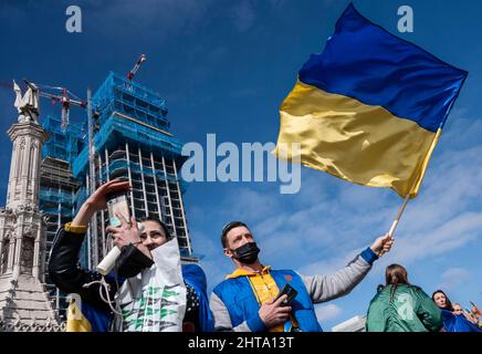 Madrid, Spanien. 27.. Februar 2022. Während einer Antikriegskundgebung von der Plaza de Colon bis zur Plaza de Cibeles in Madrid schwingt ein Protestor eine ukrainische Flagge, während sich der Kampf um die Hauptstadt Kiew verschärft. Kredit: SOPA Images Limited/Alamy Live Nachrichten Stockfoto