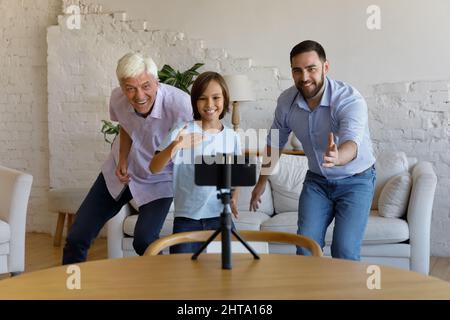 Glückliche aktive Multi-Generationen-Familie Aufnahme auf dem Smartphone ihren Tanz Stockfoto