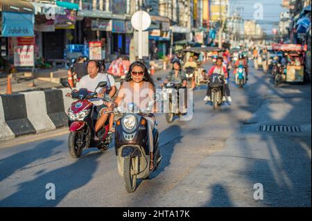 Motorradverkehr während der Hauptverkehrszeit in Hua hin. Dies ist ein altes Fischerdorf, das zu einem der beliebtesten Reiseziele in Thailand wurde. Stockfoto