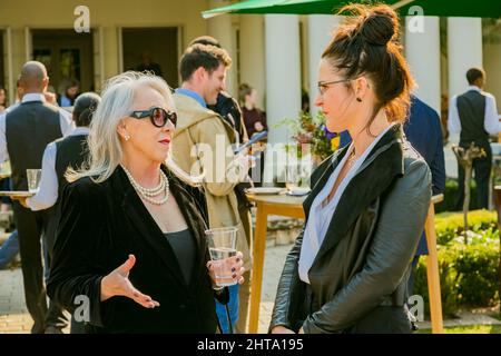 Anzahl der VIP-Gäste, die sich bei einem gesellschaftlichen Event im Freien in Johannesburg, Südafrika, treffen Stockfoto