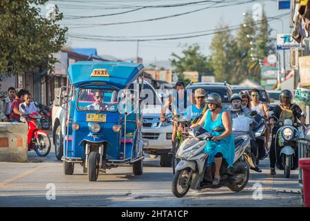 Motorradverkehr während der Hauptverkehrszeit in Hua hin. Dies ist ein altes Fischerdorf, das zu einem der beliebtesten Reiseziele in Thailand wurde. Stockfoto