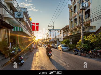 Urbane Szene von der Chomsin Straße im alten Hua hin. Dies ist ein altes Fischerdorf, das zu einem der beliebtesten Reiseziele in Thailand wurde. Stockfoto