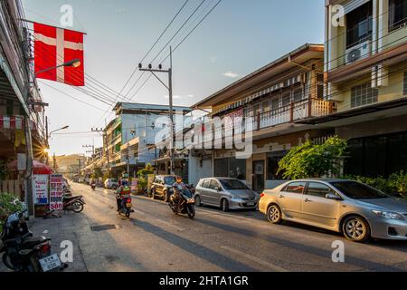 Urbane Szene von der Chomsin Straße im alten Hua hin. Dies ist ein altes Fischerdorf, das zu einem der beliebtesten Reiseziele in Thailand wurde. Stockfoto