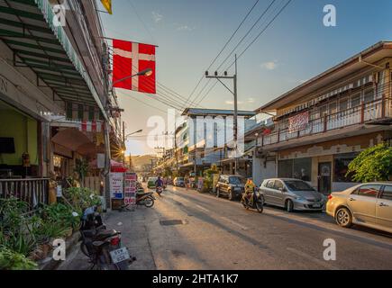 Urbane Szene von der Chomsin Straße im alten Hua hin. Dies ist ein altes Fischerdorf, das zu einem der beliebtesten Reiseziele in Thailand wurde. Stockfoto