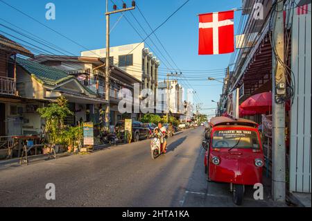 Urbane Szene von der Chomsin Straße im alten Hua hin. Dies ist ein altes Fischerdorf, das zu einem der beliebtesten Reiseziele in Thailand wurde. Stockfoto