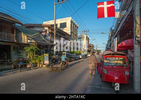 Urbane Szene von der Chomsin Straße im alten Hua hin. Dies ist ein altes Fischerdorf, das zu einem der beliebtesten Reiseziele in Thailand wurde. Stockfoto