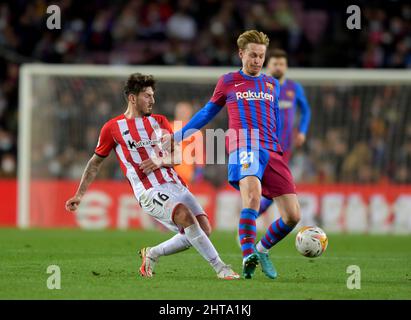 Barcelona, Spanien.27. Februar 2022. Frenkie de Jong (21) vom FC Barcelona dribbelt Vencedor (16) vom Athletic Club de Bilbao während des spanischen La Liga-Spiels zwischen dem FC BARCELONA und DEM ATHLETIC CLUB DE BILBAO im Camp Nou Stadium an. Stockfoto