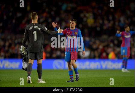 Barcelona, Spanien.27. Februar 2022. Unai Simon (1) Torwart des Athletic Club de Bilbao und Pedri (16) des FC Barcelona am Ende des spanischen La Liga-Spiels zwischen dem FC BARCELONA und DEM ATHLETIC CLUB DE BILBAO im Camp Nou Stadium. Stockfoto