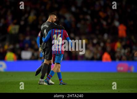 Barcelona, Spanien.27. Februar 2022. Unai Simon (1) Torwart des Athletic Club de Bilbao und Pedri (16) des FC Barcelona am Ende des spanischen La Liga-Spiels zwischen dem FC BARCELONA und DEM ATHLETIC CLUB DE BILBAO im Camp Nou Stadium. Stockfoto