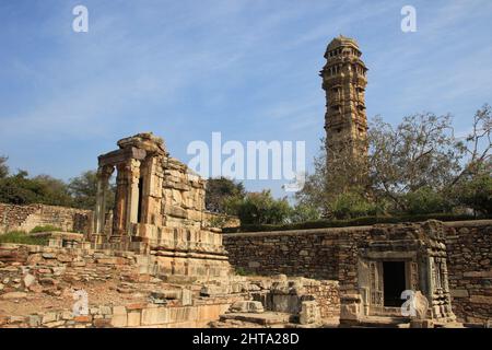 Forlorn Steinstrukturen in der Nähe Victory Tower in Chittorgarh Fort, Rajasthan, Indien. Stockfoto