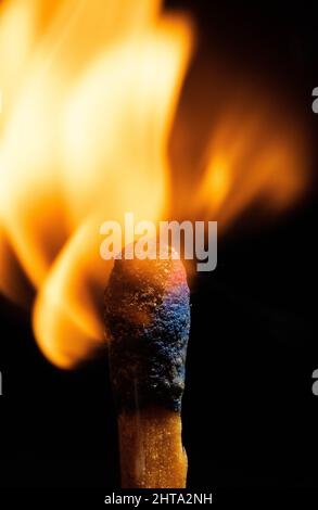 Vertikale Makroaufnahme eines brennenden Streichholzstachel Stockfoto