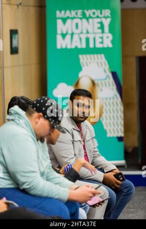 Nahaufnahme der verschiedenen erwachsenen Studenten, die an einer Finanzklasse teilnehmen Stockfoto