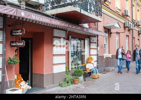 Ein Souvenirladen mit einem großen Teddybären, der draußen im Bezirk Podil in Kiew, der Hauptstadt der Ukraine, sitzt Stockfoto