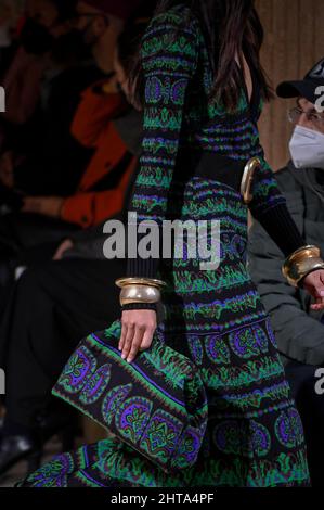 Mailand, Italien. 27.. Februar 2022. Mailand, Mailand Fashion Week, Frauen Herbst Winter 2022. Mailand, Damenmode, Herbst Winter 2022/23 Luisa Spagnoli Fashion Show Catwalk im Bild: Modell Kredit: Unabhängige Fotoagentur/Alamy Live News Stockfoto