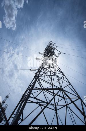 Hoher elektrischer Turm mit Linien Stockfoto