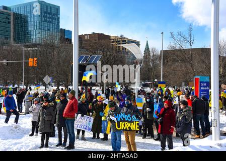 Ottawa, Kanada - 27. Februar 2022: Die Ottawa steht mit der Ukraine-Kundgebung und dem Marsch, um gegen die russische Invasion in der Ukraine zu protestieren. Es begann an der russischen Botschaft und endete im Rathaus von Ottawa. Kanada hat die drittgrößte ukrainische Bevölkerung der Welt hinter der Ukraine selbst und Russland. Stockfoto