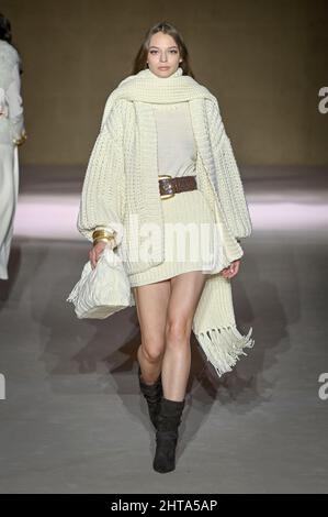 Mailand, Italien. 27.. Februar 2022. Mailand, Mailand Fashion Week, Frauen Herbst Winter 2022. Mailand, Damenmode, Herbst Winter 2022/23 Luisa Spagnoli Fashion Show Catwalk im Bild: Modell Kredit: Unabhängige Fotoagentur/Alamy Live News Stockfoto