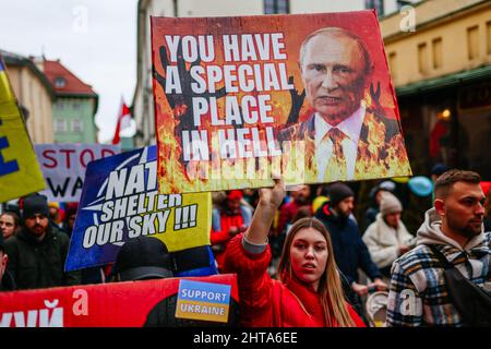 Während der Demonstration wird ein Protestler mit einem Plakat mit einem Bild von Wladimir Putin und den Worten „Du hast einen besonderen Platz in der Hölle“ gesehen. Ein Antikriegsprotest der ukrainischen Gemeinschaft, der Polen und der Belarussen, die sie unterstützen. Seit Beginn der russischen Invasion in der Ukraine fanden täglich und viele Stunden lang Demonstrationen statt. Die Teilnehmer versuchen ständig, möglichst viele Menschen mit ihrer Botschaft zu erreichen, darunter auch Mitarbeiter der US- und deutschen Konsulate, vor denen sie auch mehrmals täglich Halt machen. Stockfoto