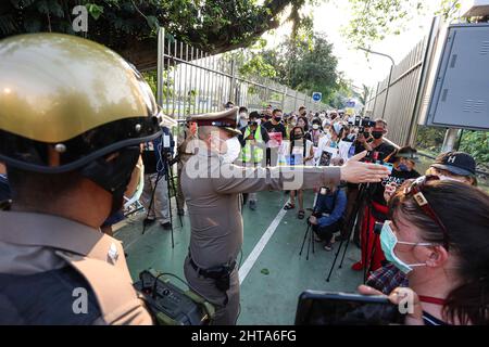 Bangkok, Thailand. 27.. Februar 2022. Die Polizei gab bekannt, dass den Demonstranten der Zutritt zum Benjakitti-Park verboten wurde. Weil es viele Nutzer gibt. Gefahr der Verbreitung von covid-19 und müssen zurück durch die nahe gelegene BTS-Station fahren. (Bild: © Adirach Toumlamoon/Pacific Press via ZUMA Press Wire) Stockfoto