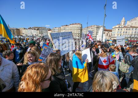 Marseille, Frankreich. 26.. Februar 2022. Demonstranten halten Plakate und Flaggen während der Demonstration gegen die russische Militärinvasion in der Ukraine in Marseille. (Foto von Denis Thaust/SOPA Images/Sipa USA) Quelle: SIPA USA/Alamy Live News Stockfoto