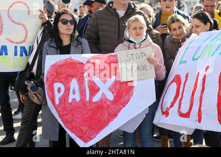 Marseille, Frankreich. 26.. Februar 2022. Demonstranten halten Plakate und Flaggen während der Demonstration gegen die russische Militärinvasion in der Ukraine in Marseille. (Foto von Denis Thaust/SOPA Images/Sipa USA) Quelle: SIPA USA/Alamy Live News Stockfoto