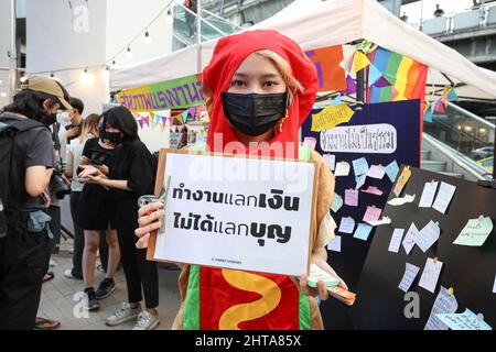 Bangkok, Thailand. 27.. Februar 2022. Das thailändische Textlabel sagt, dass Arbeit für Geld und nicht für Verdienste ist. (Foto: Adirach Toumlamoon/Pacific Press) Quelle: Pacific Press Media Production Corp./Alamy Live News Stockfoto