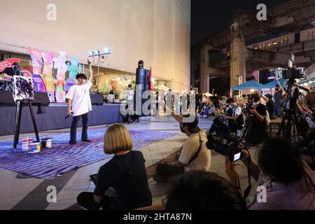 Bangkok, Thailand. 27.. Februar 2022. Der Rap-Künstler aka 3Bone singt über soziale Themen, während er Kunst mit Farbe auf Papier performt. (Foto: Adirach Toumlamoon/Pacific Press) Quelle: Pacific Press Media Production Corp./Alamy Live News Stockfoto