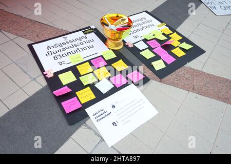 Bangkok, Thailand. 27.. Februar 2022. Forum für Kommentare zum Thema. Wenn die Verfassung den Menschen gehört, wird das Leben der Arbeiter. (Foto: Adirach Toumlamoon/Pacific Press) Quelle: Pacific Press Media Production Corp./Alamy Live News Stockfoto