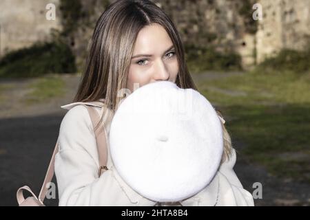 Schöne kaukasische Frau mit einem Hut im Freien Stockfoto
