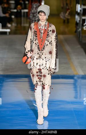 Mailand, Italien. 27.. Februar 2022. DSQUARED2 Herbst/Winter 2022-23 Start- und Landebahn während der Milan Fashion Week, 2022. Februar - Mailand, Italien. 27/02/2022 Credit: dpa/Alamy Live News Stockfoto