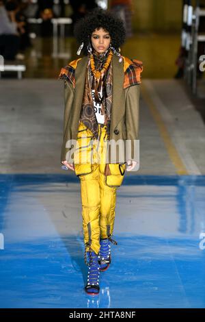 Mailand, Italien. 27.. Februar 2022. DSQUARED2 Herbst/Winter 2022-23 Start- und Landebahn während der Milan Fashion Week, 2022. Februar - Mailand, Italien. 27/02/2022 Credit: dpa/Alamy Live News Stockfoto