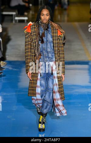 Mailand, Italien. 27.. Februar 2022. DSQUARED2 Herbst/Winter 2022-23 Start- und Landebahn während der Milan Fashion Week, 2022. Februar - Mailand, Italien. 27/02/2022 Credit: dpa/Alamy Live News Stockfoto