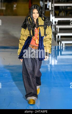Mailand, Italien. 27.. Februar 2022. DSQUARED2 Herbst/Winter 2022-23 Start- und Landebahn während der Milan Fashion Week, 2022. Februar - Mailand, Italien. 27/02/2022 Credit: dpa/Alamy Live News Stockfoto