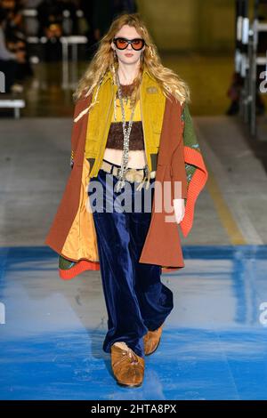 Mailand, Italien. 27.. Februar 2022. DSQUARED2 Herbst/Winter 2022-23 Start- und Landebahn während der Milan Fashion Week, 2022. Februar - Mailand, Italien. 27/02/2022 Credit: dpa/Alamy Live News Stockfoto