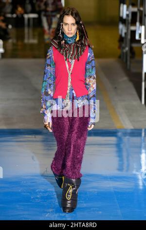 Mailand, Italien. 27.. Februar 2022. DSQUARED2 Herbst/Winter 2022-23 Start- und Landebahn während der Milan Fashion Week, 2022. Februar - Mailand, Italien. 27/02/2022 Credit: dpa/Alamy Live News Stockfoto