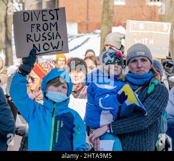 26. Februar 2022, Harvard University, Cambridge, Massachusetts, USA: Die Menschen sammeln sich während der Harvard-Stände mit der Ukraine-Kundgebung auf Harvard Yard an der Harvard University in Cambridge. Quelle: Keiko Hiromi/AFLO/Alamy Live News Stockfoto