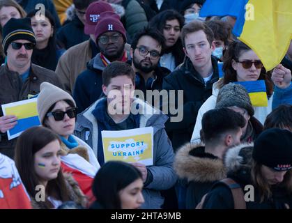 26. Februar 2022, Harvard University, Cambridge, Massachusetts, USA: Die Menschen sammeln sich während der Harvard-Stände mit der Ukraine-Kundgebung auf Harvard Yard an der Harvard University in Cambridge. Quelle: Keiko Hiromi/AFLO/Alamy Live News Stockfoto