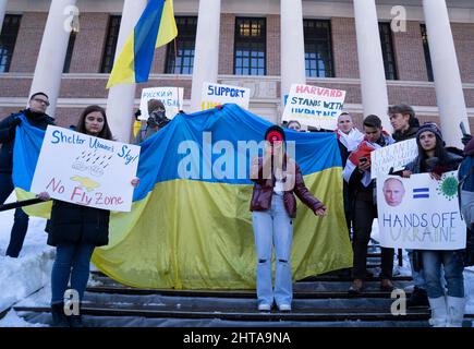 26. Februar 2022, Harvard University, Cambridge, Massachusetts, USA: Die Menschen sammeln sich während der Harvard-Stände mit der Ukraine-Kundgebung auf Harvard Yard an der Harvard University in Cambridge. Quelle: Keiko Hiromi/AFLO/Alamy Live News Stockfoto