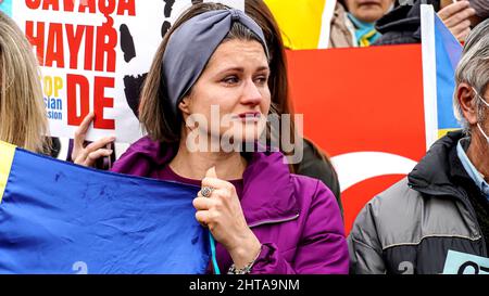Izmir, Türkei. 27.. Februar 2022. Protest der Ukrainer in Izmir, Türkei, nachdem Russland die Ukraine erobert hat. Neben den Ukrainern nahmen auch Türken und Krimtürken an den Protesten Teil, die die Welt besonders forderten; Europa sollte die Ukraine unterstützen und helfen, den Krieg zu beenden. Der russische Staatschef Putin wird von den Slogans und Spruchbändern der Demonstranten verflucht. Kredit: İdil Toffolo/Alamy Live Nachrichten Stockfoto