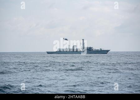 220214-A-RM286-1083 ARABISCHER GOLF (FEB 14, 2022) die pakistanische Navy Fregatte PNS Aslat (F 254) segelt im Arabischen Golf während des International Maritime Exercise/Cutlass Express (IMX/CE) am 2022. Februar 14. IMX/CE 2022 ist die größte multinationale Ausbildungsveranstaltung im Nahen Osten, an der mehr als 60 Nationen und internationale Organisationen teilnehmen, die sich für die Verbesserung der Partnerschaft und Interoperabilität einsetzen, um die Sicherheit und Stabilität im Seeverkehr zu stärken. (USA Armee-Foto von SPC. Natianna Strachen) Stockfoto