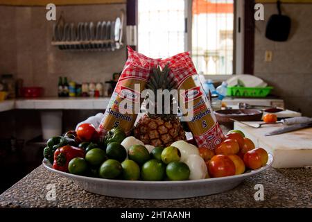 Schüssel mit frischen bunten Früchten und Spaghetti in einer Küche in einem Restaurant in Havanna, Kuba. Stockfoto