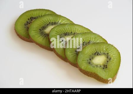 Kiwifruit oder chinesische Stachelbeere sind eine essbare Frucht der Familie Actinidiaceae, reich an Vitamin C Stockfoto