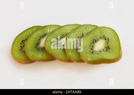 Kiwifruit oder chinesische Stachelbeere sind eine essbare Frucht der Familie Actinidiaceae, reich an Vitamin C Stockfoto