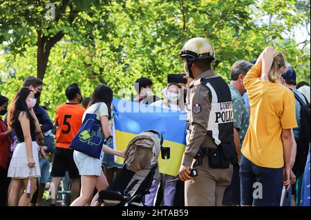 Bangkok, Thailand. 27.. Februar 2022. Die thailändische Polizei fotografiert ukrainische Demonstranten, die sich gegen die Invasion der Ukraine durch den russischen Präsidenten Putin aufmachen. (Foto: Adirach Toumlamoon/Pacific Press/Sipa USA) Quelle: SIPA USA/Alamy Live News Stockfoto