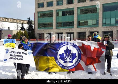 Ottawa, Kanada - 27. Februar 2022: Die Ottawa steht mit der Ukraine-Kundgebung und dem Marsch, um gegen die russische Invasion in der Ukraine zu protestieren. Es begann an der russischen Botschaft und endete im Rathaus von Ottawa. Kanada hat die drittgrößte ukrainische Bevölkerung der Welt hinter der Ukraine selbst und Russland. Stockfoto